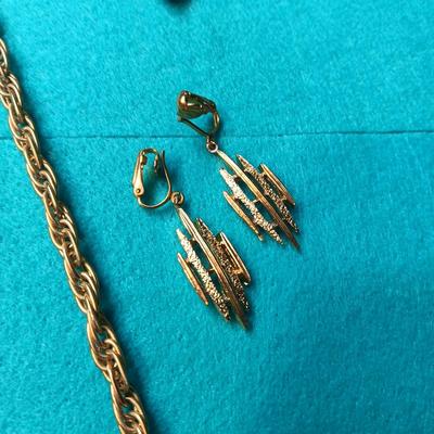 WHITING DAVIS CHAIN NECKLACE, 2 UNIQUE BROOCHES AND MORE