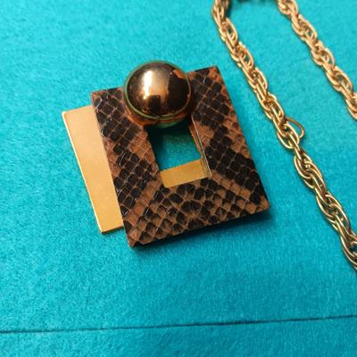 WHITING DAVIS CHAIN NECKLACE, 2 UNIQUE BROOCHES AND MORE