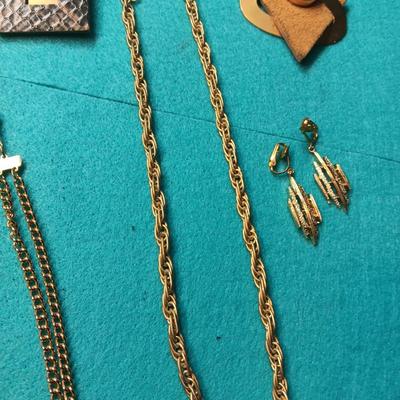 WHITING DAVIS CHAIN NECKLACE, 2 UNIQUE BROOCHES AND MORE
