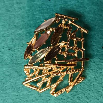 GOLD-TONE COSTUME JEWELRY