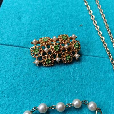 GOLD TONE AND FAUX PEARL JEWELRY