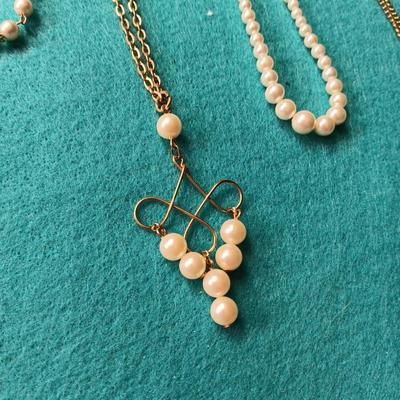 GOLD TONE AND FAUX PEARL JEWELRY