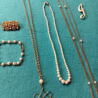 GOLD TONE AND FAUX PEARL JEWELRY
