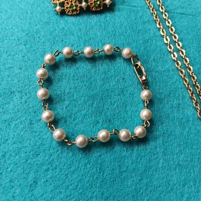 GOLD TONE AND FAUX PEARL JEWELRY