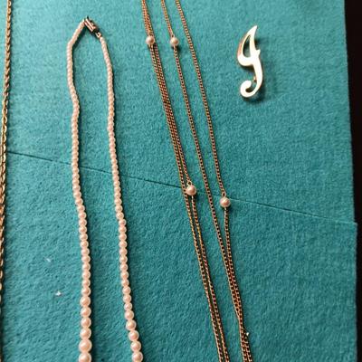 GOLD TONE AND FAUX PEARL JEWELRY