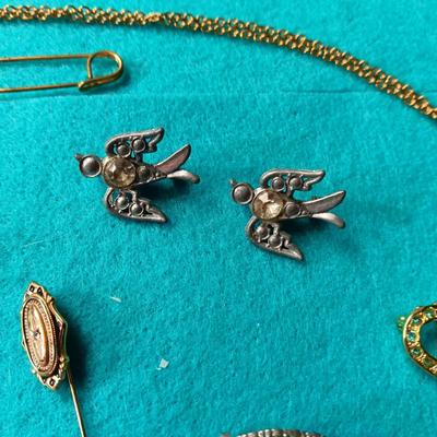 A COLLECTION OF RHINESTONE JEWELRY
