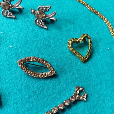 A COLLECTION OF RHINESTONE JEWELRY