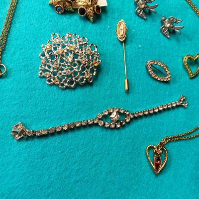 A COLLECTION OF RHINESTONE JEWELRY