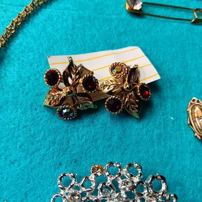 A COLLECTION OF RHINESTONE JEWELRY