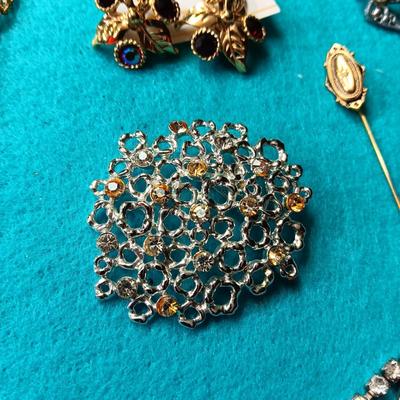 A COLLECTION OF RHINESTONE JEWELRY