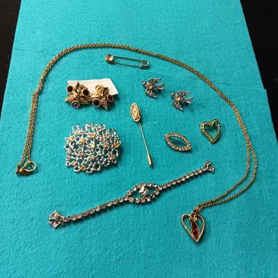 A COLLECTION OF RHINESTONE JEWELRY