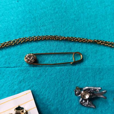 A COLLECTION OF RHINESTONE JEWELRY