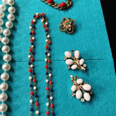 AN ASSORTMENT OF COSTUME JEWELRY