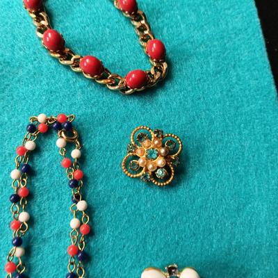 AN ASSORTMENT OF COSTUME JEWELRY