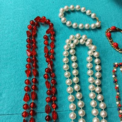 AN ASSORTMENT OF COSTUME JEWELRY