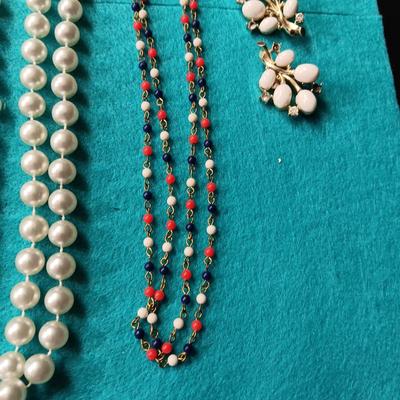 AN ASSORTMENT OF COSTUME JEWELRY