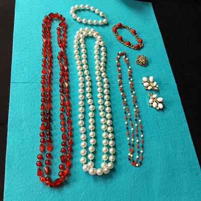 AN ASSORTMENT OF COSTUME JEWELRY