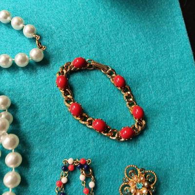 AN ASSORTMENT OF COSTUME JEWELRY