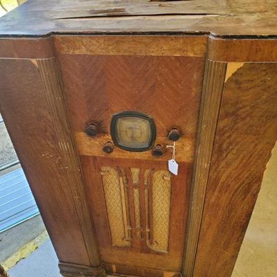 Silvertone Antique Radio with Magnavox Speaker$50