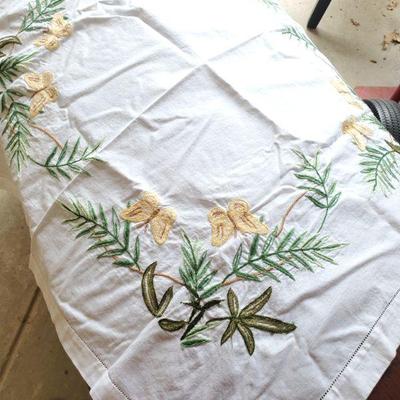 Tablecloth square embroidered 