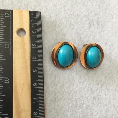 Beautiful vintage faux turquoise clip on earrings