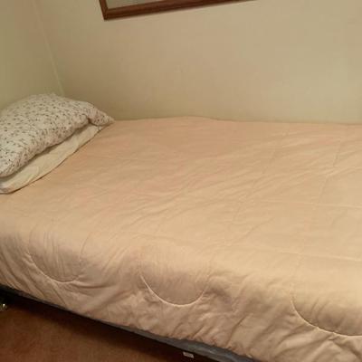 Twin bed with peach comforter
