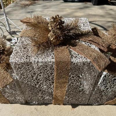7’ MOTION SPIRAL ROPE LIGHT TREE AND LIGHTED GIFT BOXES