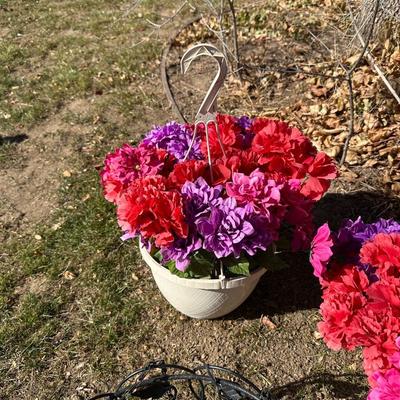 HANGING METAL FLOWER POT HOLDER PLUS 2 POTS WITH FAUX FLOWERS