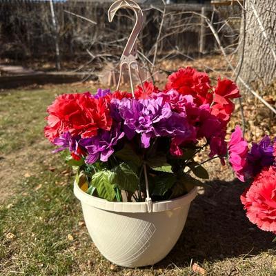 HANGING METAL FLOWER POT HOLDER PLUS 2 POTS WITH FAUX FLOWERS