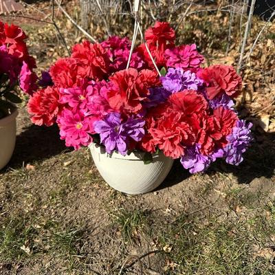 HANGING METAL FLOWER POT HOLDER PLUS 2 POTS WITH FAUX FLOWERS