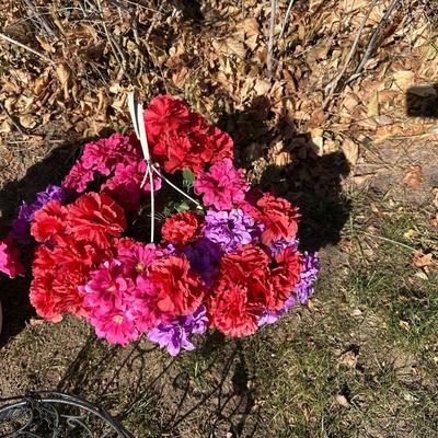 HANGING METAL FLOWER POT HOLDER PLUS 2 POTS WITH FAUX FLOWERS