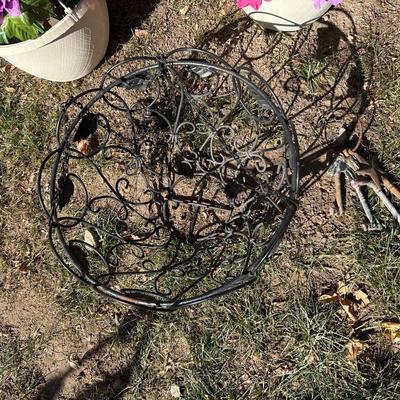 HANGING METAL FLOWER POT HOLDER PLUS 2 POTS WITH FAUX FLOWERS