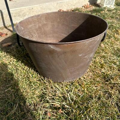 3 METAL WINDOW SCREENS, METAL LOCKING LID CAN, METAL BUCKET WITH “O” RING HANDLES AND REAL ESTATE SIGN HOLDER