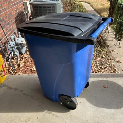 RUBBERMAID ROLLOUT TRASH CAN