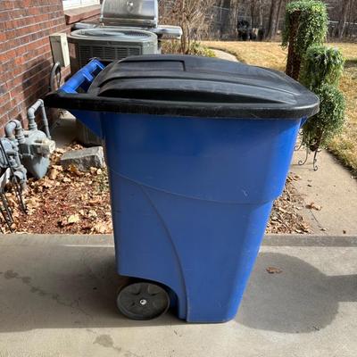 RUBBERMAID ROLLOUT TRASH CAN