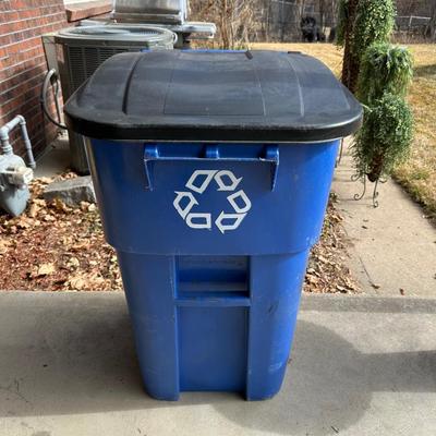 RUBBERMAID ROLLOUT TRASH CAN