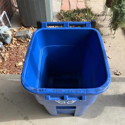 RUBBERMAID ROLLOUT TRASH CAN