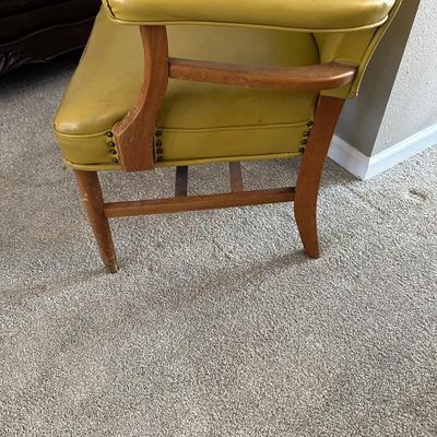 VINTAGE ARM CHAIR WITH CUSHION, NARROW END TABLE AND VINTAGE LAMP