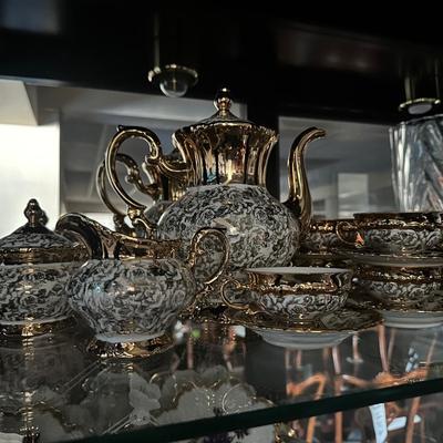 Beautiful Barvarian gold accent tea set with 12 cups and saucers