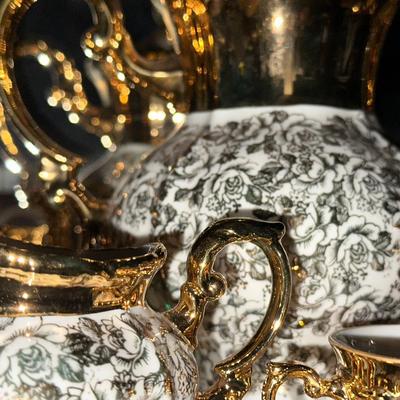 Beautiful Barvarian gold accent tea set with 12 cups and saucers