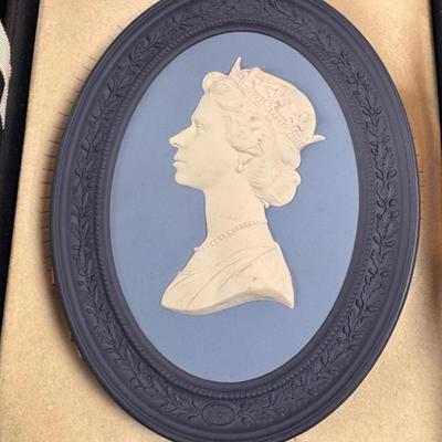 TRI-COLORED WEDGWOOD JASPERWARE QUEEN ELIZABETH II ROYAL SILVER JUBILEE PLAQUE