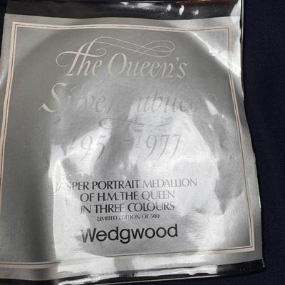TRI-COLORED WEDGWOOD JASPERWARE QUEEN ELIZABETH II ROYAL SILVER JUBILEE PLAQUE