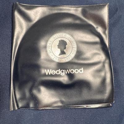 TRI-COLORED WEDGWOOD JASPERWARE QUEEN ELIZABETH II ROYAL SILVER JUBILEE PLAQUE