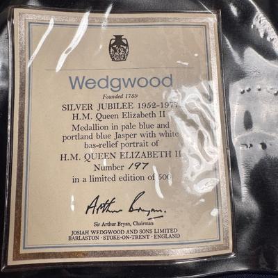 TRI-COLORED WEDGWOOD JASPERWARE QUEEN ELIZABETH II ROYAL SILVER JUBILEE PLAQUE
