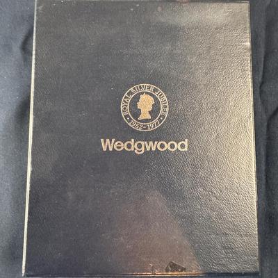 TRI-COLORED WEDGWOOD JASPERWARE QUEEN ELIZABETH II ROYAL SILVER JUBILEE PLAQUE