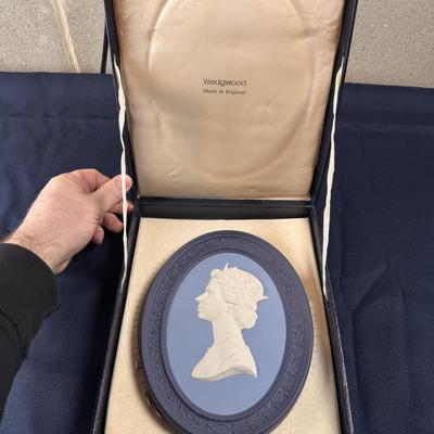 TRI-COLORED WEDGWOOD JASPERWARE QUEEN ELIZABETH II ROYAL SILVER JUBILEE PLAQUE