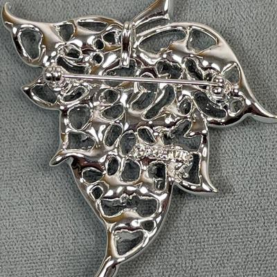 Vintage Signed Sarah Coventry leaf brooch
