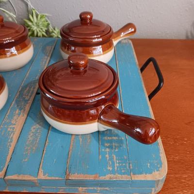 WOODEN SLAT SERVING BLOCK, 4 SOUP BOWLS AND A FAUX PLANT IN HANGING WICKER BASKET