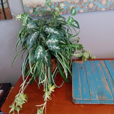 WOODEN SLAT SERVING BLOCK, 4 SOUP BOWLS AND A FAUX PLANT IN HANGING WICKER BASKET