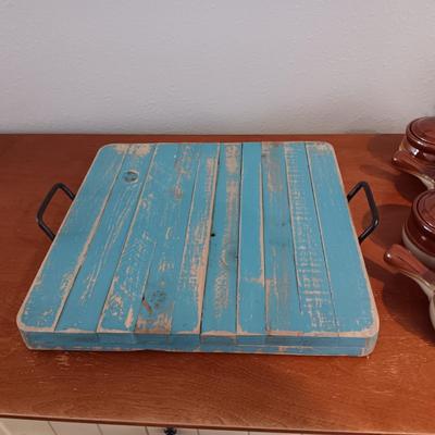 WOODEN SLAT SERVING BLOCK, 4 SOUP BOWLS AND A FAUX PLANT IN HANGING WICKER BASKET